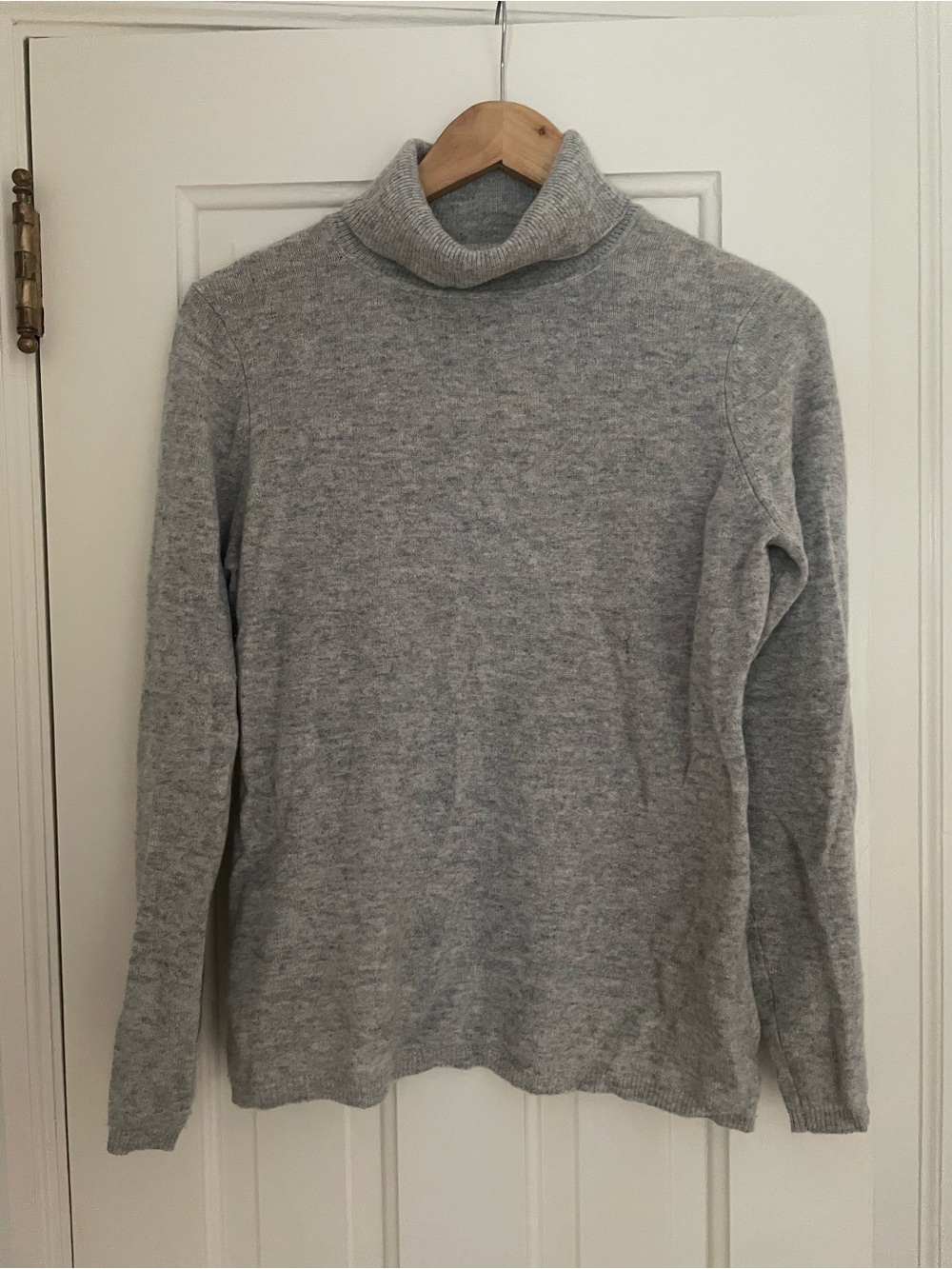 Charter Club Light Gray Cashmere Sweater (M)